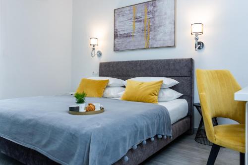 1 dormitorio con 1 cama con un gato en una bandeja en "Casa Mia" Luxury villa with heated swimming pool with jacuzzi, en Šestanovac