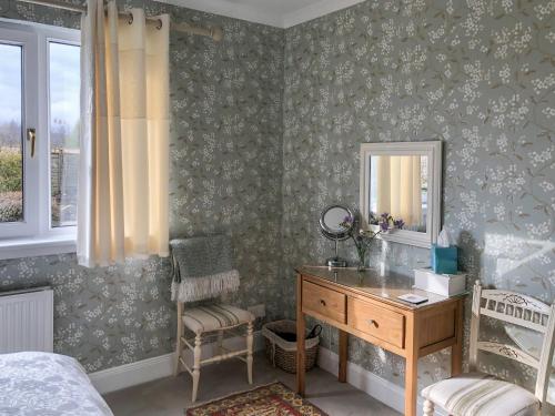 1 dormitorio con tocador y espejo en Capelrig, en Balfron