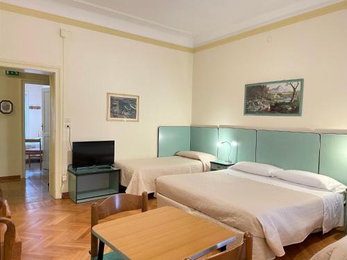 pokój hotelowy z dwoma łóżkami i telewizorem w obiekcie Hotel Panorama Bologna Centro w Bolonii