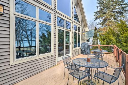 Un balcón o terraza de Lakefront Roscommon Home with Game Room and Dock!