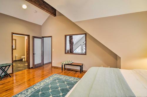 Cama o camas de una habitación en Lakefront Roscommon Home with Game Room and Dock!