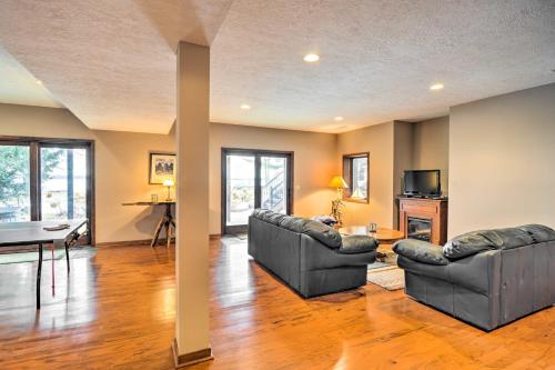 Zona de estar de Lakefront Roscommon Home with Game Room and Dock!