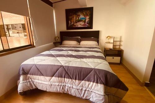 1 dormitorio con cama y ventana. en (27) Acogedor Dpto en Miraflores, en Lima