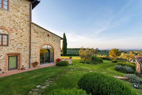 an exterior view of a house with a yard at Villa Bonazza in Marcialla
