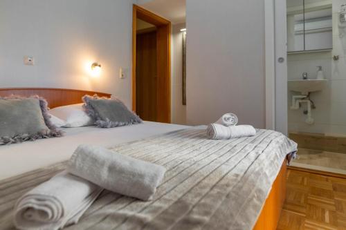 ein Schlafzimmer mit einem großen Bett mit Handtüchern darauf in der Unterkunft Villa Sladojević in Omiš