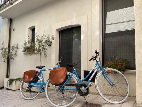 two bikes parked in front of a building at Nina e il mare in Campomarino