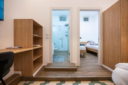 een badkamer met een douche en een slaapkamer bij צימר סבא רבא - Saba Raba B&B in Ein Kinya