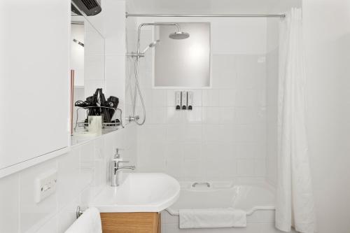 Gallery image of King Bed, Water Views, Private Parking, Courtyard Living in the Heart of Sandy Bay in Sandy Bay