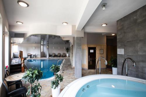 Bazén v ubytovaní Apartament Szafir - Viva pod Giewontem Apartamenty alebo v jeho blízkosti