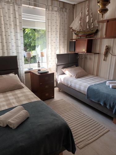 sypialnia z 2 łóżkami i oknem w obiekcie Ach to tu w mieście Malbork