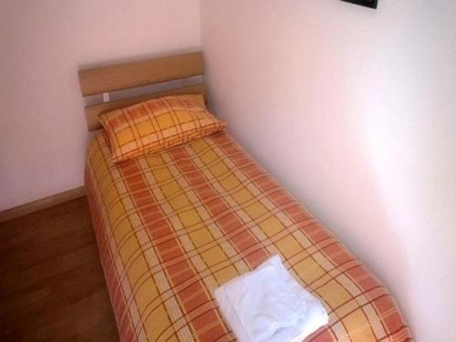 a small bed in a corner of a room at Ristorante Dosso in Sigirino