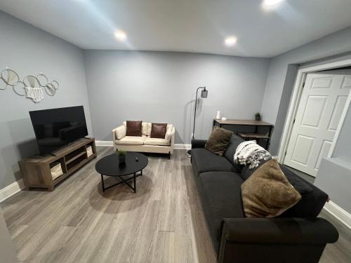 Modern Unit w/ Backyard Hangout – Photos 3