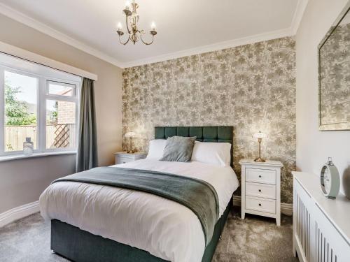 1 dormitorio con cama y ventana en North Lodge Cottage en Chester-le-Street