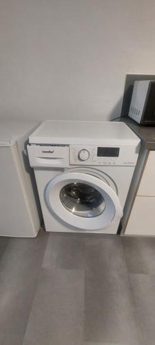 a washer and dryer sitting next to a counter at KiRoom Willsbach in Obersulm