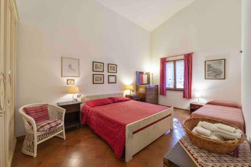 アルゲーロにあるCasa Montjuic Mare & Passioneのベッドルーム1室(ベッド2台、椅子付)