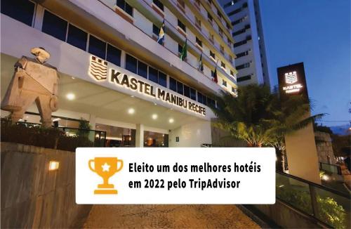 勒西菲的住宿－Kastel Manibu Recife - Boa Viagem，建筑前的标志,有奖杯