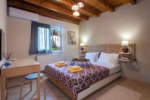 1 dormitorio con 1 cama con mesa y escritorio en Kassiopi Central House, en Kassiopi