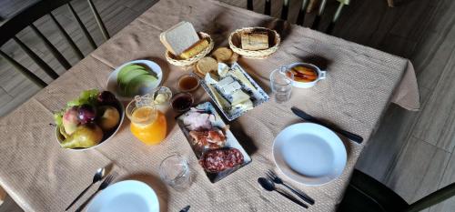 una mesa con comida y bebidas encima en Habitaciones La Cuevona de Guitiriz,Parga, en el camino norte Lugo, en Parga