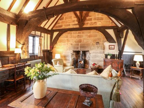 una gran sala de estar con una gran chimenea de piedra. en Porter's Lodge en Tamworth