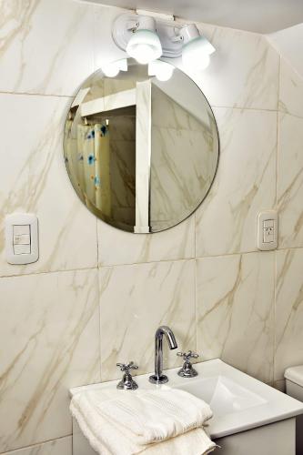 y baño con lavabo y espejo. en SOÑAR CON FLORES Y TANGOS en Buenos Aires