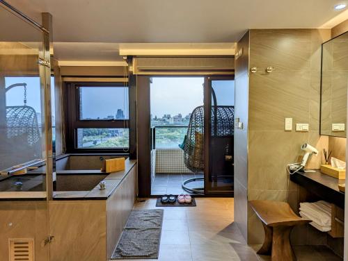 een badkamer met een douche en een glazen deur bij 溫朵莉 Wendoly's Hot Spring Suite in Toucheng