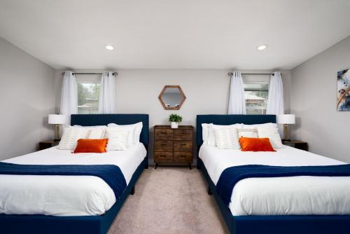 2 nebeneinander sitzende Betten in einem Schlafzimmer in der Unterkunft Modern 3 Bed, 2 Bath Home Minutes to Downtown & Alamodome in San Antonio
