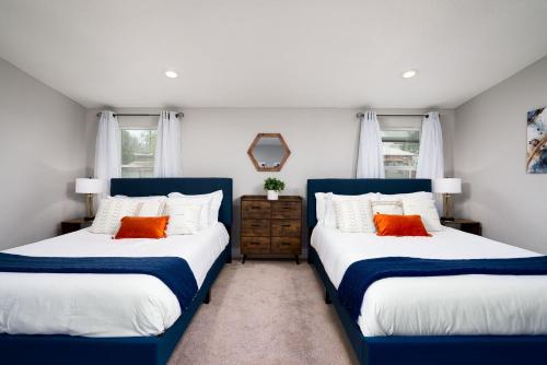 two beds sitting next to each other in a bedroom at Modern 3 Bed, 2 Bath Home Minutes to Downtown & Alamodome in San Antonio