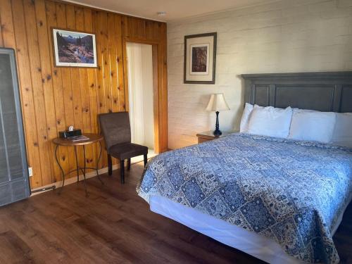 Llit o llits en una habitació de Bishop Village Motel