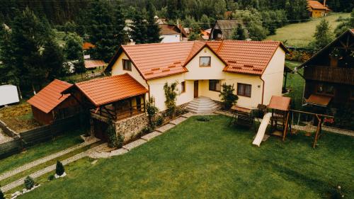an aerial view of a house with a yard at Casa Roland in Gheorgheni