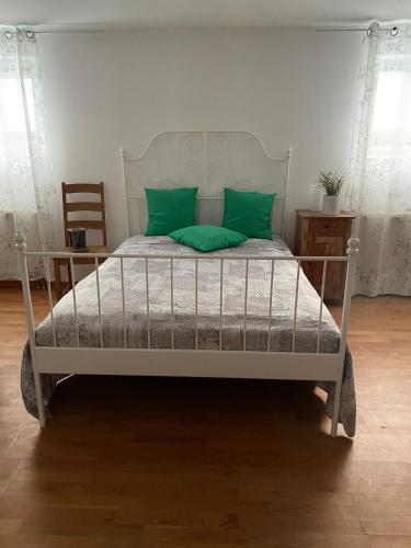 Un pat sau paturi într-o cameră la Casa Bianca Souterrain