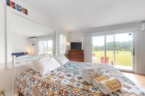 Large Studio with Patio and Pool – Photos 5