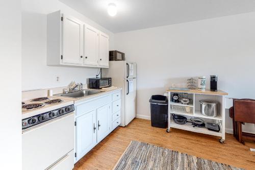 Large Studio with Patio and Pool – Photos 4