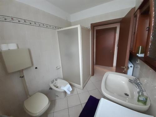 レーヴィコ・テルメにあるAppartamento Lagoのバスルーム(白い洗面台、トイレ付)