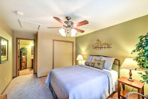 Katil atau katil-katil dalam bilik di Prescott Cabin with Beautiful Forest Views and Deck!