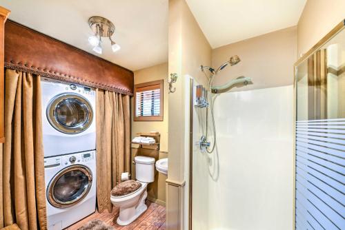 uma casa de banho com máquina de lavar e secar roupa em Prescott Cabin with Beautiful Forest Views and Deck! em Prescott