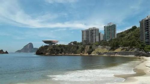 a view of a beach with buildings in the background at Apto Niterói aluga-se 1 quarto in Niterói