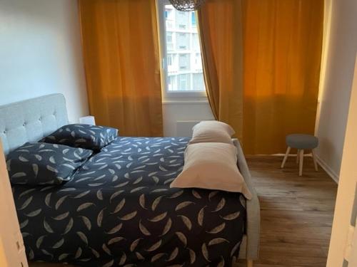 sypialnia z łóżkiem i oknem w obiekcie LE GAMBETTA w mieście Boulogne-sur-Mer