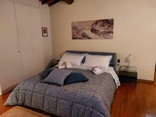 un dormitorio con una cama con dos animales de peluche en La Casa di Agata Deluxe, en Fucecchio