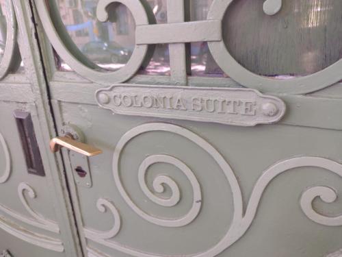un cierre de una puerta con una manija metálica en Colonia Suite Apartments, en Colonia del Sacramento