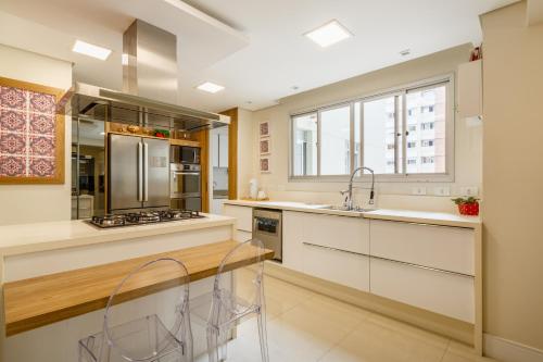 een keuken met witte kasten en een wastafel bij Apartamento confortável e bem decorado a poucos passos da Beiramar Norte P1925 in Florianópolis