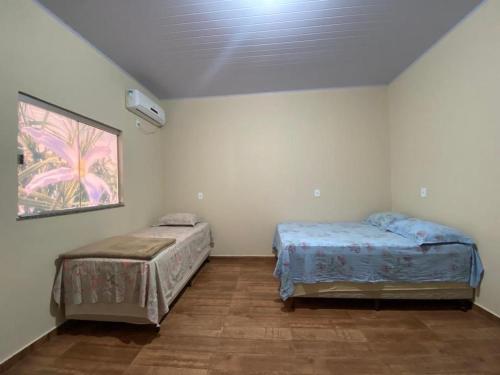 Tempat tidur dalam kamar di Pousada Canela de Ema