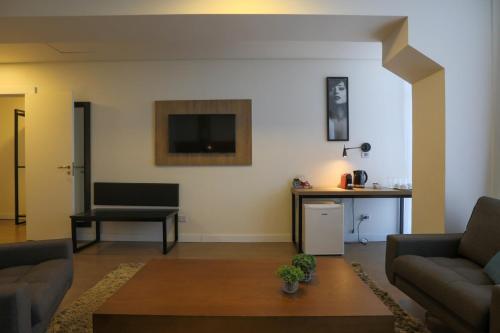 a living room with a couch and a table at Transamerica Executive Maringá in Maringá