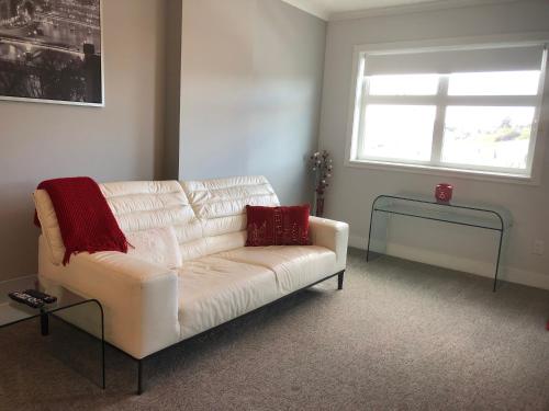 Ruang duduk di Amicable, Cozy, High Speed Internet, Sleeps 2 Riverview Downtown Apartment