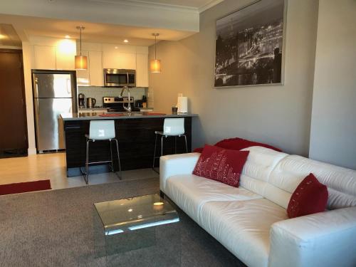 Dapur atau dapur kecil di Amicable, Cozy, High Speed Internet, Sleeps 2 Riverview Downtown Apartment