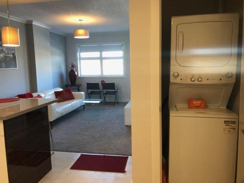 Dapur atau dapur kecil di Amicable, Cozy, High Speed Internet, Sleeps 2 Riverview Downtown Apartment