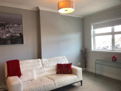 Ruang duduk di Amicable, Cozy, High Speed Internet, Sleeps 2 Riverview Downtown Apartment