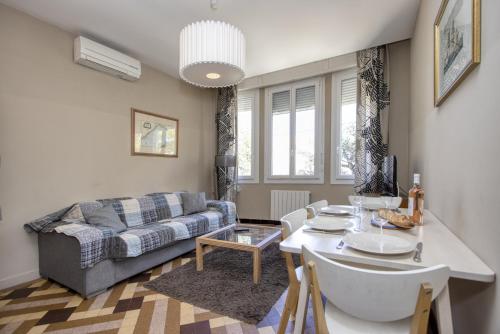 un salon avec un canapé et une table dans l'établissement Villa Maredda, à La Ciotat