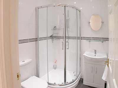 een badkamer met een douche, een toilet en een wastafel bij Seascape in Ramsgate