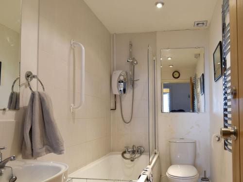 a bathroom with a tub and a toilet and a sink at Flat 3 Sea View - Ukc4219 in Lowestoft