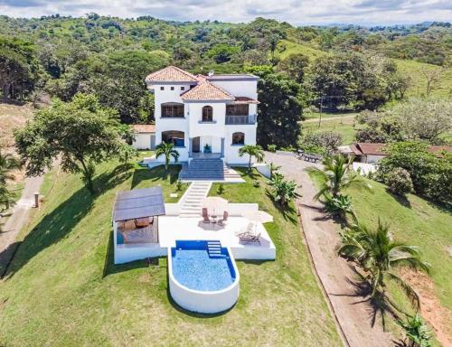 Villa blanca en Esterillos con piscina